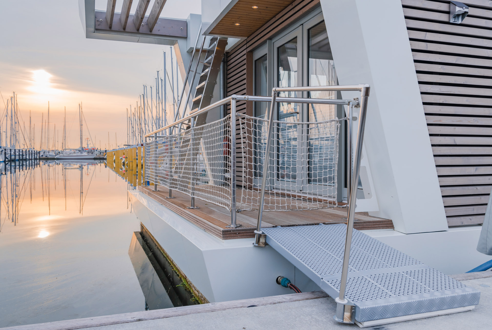 Geländer und Gangway in rostfreien Edelstahl.